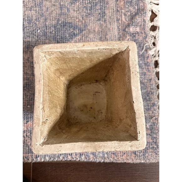 Unique planter has a beige concrete look - Picture 4 of 7